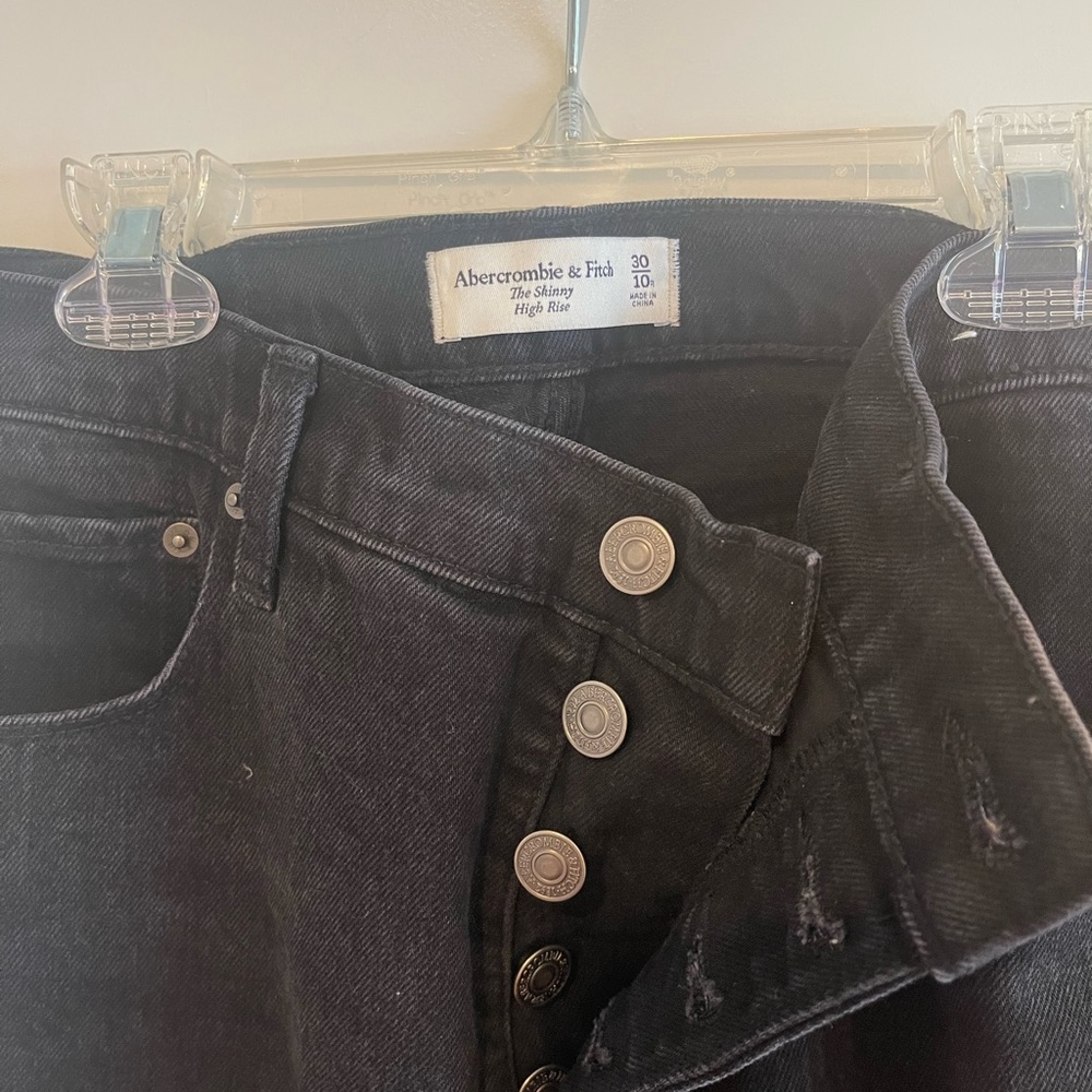 Abercrombie & Fitch the skinny high rise jeans in the color faded black.
